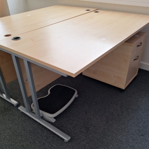 ( 8 ) Straight Rectangle Desks Complete With mobile Pedestal